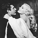 Sn�mek Dolce Vita (1960) a p�rty v Caracallov�ch l�zn�ch, kde tan�� Marcello se...
