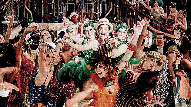 D�ky filmu Velk� Gatsby z roku 2013 se vzedmul z�jem o m�du dvac�t�ch let. Vtipn� je, �e kost�my ve filmu nejsou historicky �pln� p�esn�, i kdy� kostym�rka vych�zela z dobov�ch n�vrh�.
