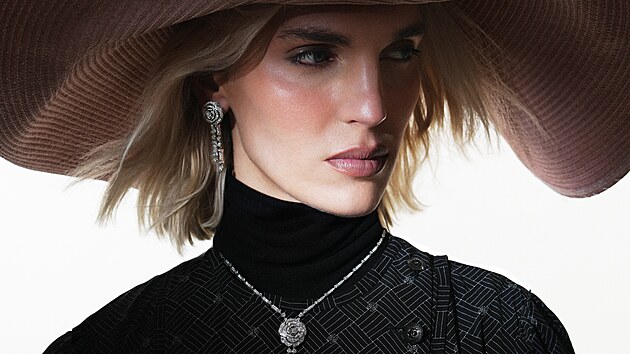 �aty a klobouky, v�e Chanel. Rol�k, Zolt�n T�th. 
N�hrdeln�k a n�u�nice z b�l�ho zlata s diamanty z kolekce Cam�lia, v�e Chanel High Jewellery.