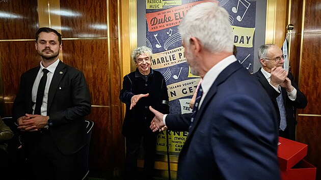 �esk� filharmonie pod veden�m ��fdirigenta a hudebn�ho �editele Semjona By�kova (uprost�ed)  t�et�m vystoupen�m zakon�ila rezidenci v Carnegie Hall, kde koncertovala v r�mci �esk�ho t�dne v New Yorku. Nad�en� publikum, ve kter�m byl tak� bou�liv� p�iv�tan� prezident Petr Pavel (vpravo), odm�nilo po z�v�re�n�ch t�nech Glagolsk� m�e vystupuj�c� dlouhotrvaj�c�m potleskem. 5. prosince 2024