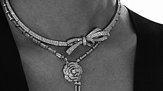 Hedvábné aty, Zoltán Tóth. Náhrdelník z bílého zlata s diamanty z kolekce...