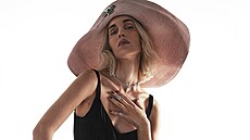 aty a klobouk, obojí Chanel. Náhrdelník z bílého zlata s diamanty z kolekce...