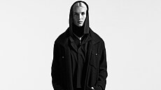 Kabát a boty, Chanel. Kalhoty, koile s kapucí a rolák, ve Zoltán Tóth....