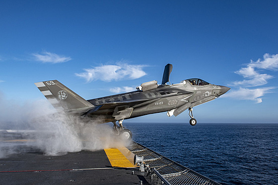Letoun F-35B startující z paluby japonské lod� Kaga.