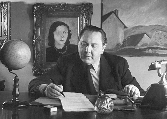 Básník Vít�zslav Nezval u psacího stolu. (17. �ervna 1952)