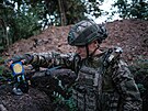 Ukrajinský voják s FPV dronem.
