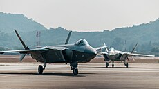 �ínská stíha�ka páté generace J-35 se nápadn� podobá americké F-35.