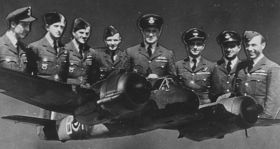 Karel Bednaík (druhý zleva) na kolái s dalími eskoslovenskými písluníky...