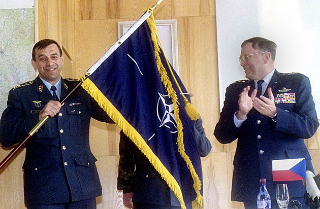 Zemřel generál, který i přes oběti dovedl české letce do NATO. Jaký byl životní příběh Ladislava Klímy