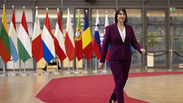 Volba Reevesov� razit si cestu v barevn�ch kost�mc�ch nen� jen tak. Ostatn� ona sama je autorkou knihy Women of Westminster, v n� mapuje �sp�chy �en v parlamentu i zp�sob, jak�m poslankyn� vyu��valy m�du, aby ve�ejnosti �ekly n�co o sob� a sv� politice.