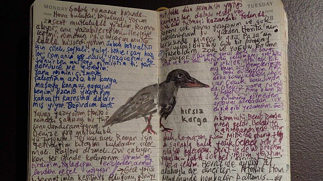 V�stava Orhana Pamuka v pra�sk�m DOXU. Na sn�mku den�k.