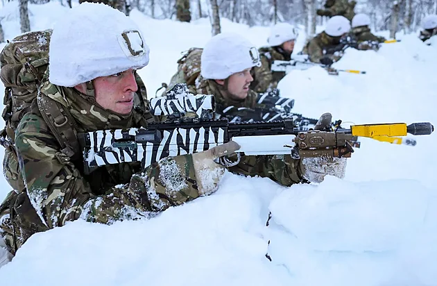 Británie se chystá na válku v Arktidě. Slavní Commandos dostali sněžné skútry a přesunuli se za polární kruh