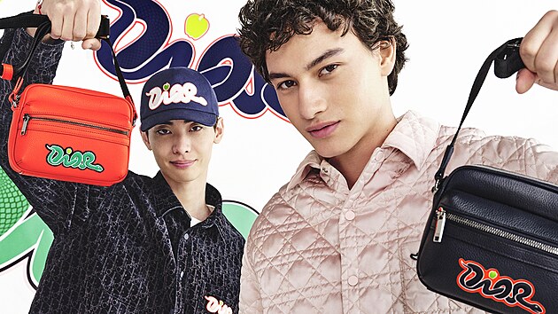 Design�r p�nsk�ch kolekc� zna�ky Dior Kim Jones p�ipravil kapsulovou kolekci s�v�tvarn�kem KAWSem