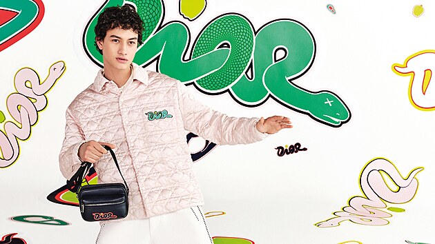 Design�r p�nsk�ch kolekc� zna�ky Dior Kim Jones p�ipravil kapsulovou kolekci s�v�tvarn�kem KAWSem