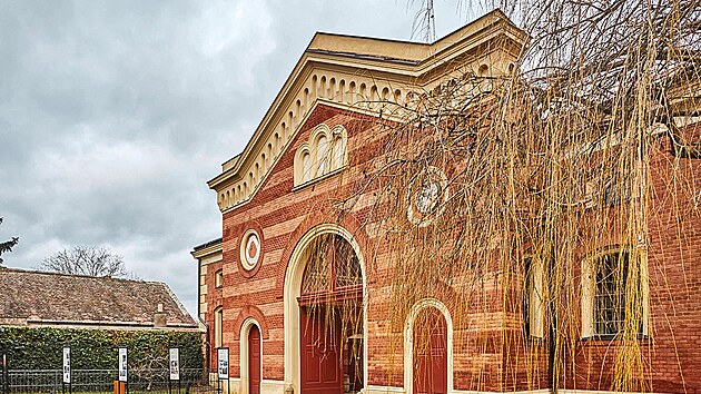 V�cvikov� st�je v�He�manov� M�stci pro�ly v�letech 2021 a�2022 rozs�hlou rekonstrukc�. Jej�m c�lem byla obnova are�lu tak, jak ho nechal na konci 19. stolet� kn�e Kinsk� vystav�t. Krom� toho tu vznikla i�nov� kryt� kruhov� j�zd�rna a�kruhov� trena�er pro kon�.