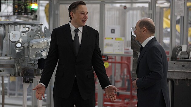 Elon Musk (vlevo) a n�mecký kanclé� Olaf Scholz na spole�ném snímku v roce 2022.