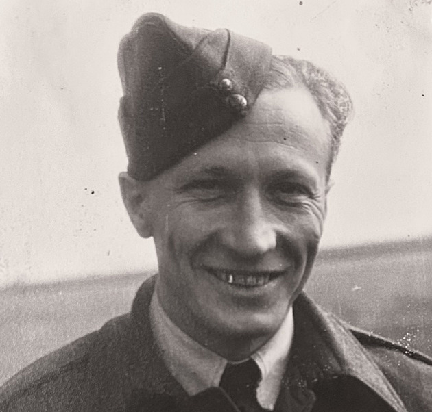 Pan pilot Jaroš. Velmi dobře si uvědomoval, jakou hodnotu bude mít odboj proti nacistům