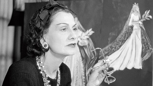 N�kter� z�nov�ch objev� autorka biografie Coco Chanel u�inila n�hodou p�i b�d�n� v�archivech pro svou knihu Miss Dior. M�za a�bojovnice: pravdiv� p��b�h Catherine Dior. V�t� vykresluje �ivot sestry slavn�ho couturi�ra, kterou v�znili a�mu�ili nacist�.
