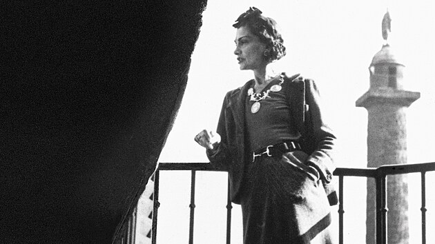 N�kter� z�nov�ch objev� autorka biografie Coco Chanel u�inila n�hodou p�i b�d�n� v�archivech pro svou knihu Miss Dior. M�za a�bojovnice: pravdiv� p��b�h Catherine Dior. V�t� vykresluje �ivot sestry slavn�ho couturi�ra, kterou v�znili a�mu�ili nacist�.
