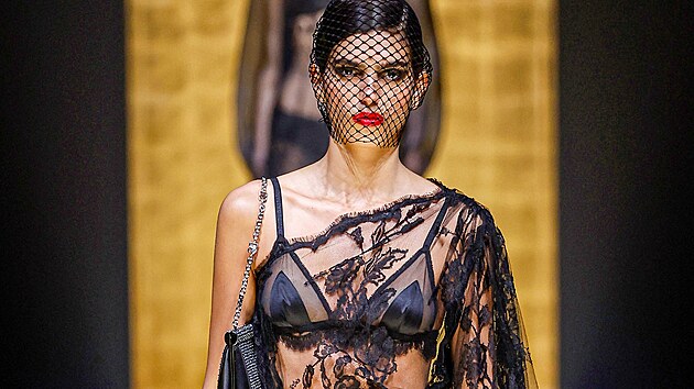 Sofistikovan� krajkov� modely se objevily na �norov� p�ehl�dce Dolce & Gabbana, zna�ka na nich postavila i mnoho p�edchoz�ch kolekc�