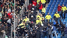 Potyka fanouk pi zápasu Hamburku a Brém.