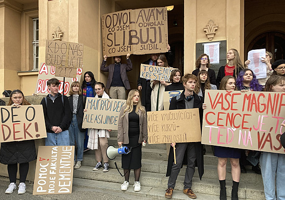 Podzimní protest student� fakulty. Pnutí na fakult� trvá u� minimáln� rok.