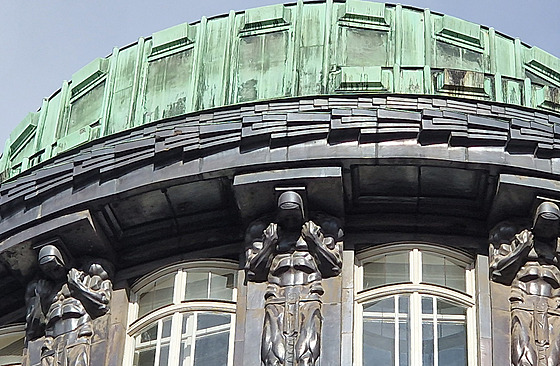 Moderna v centru Vídn�. Detail ukon�ení náro�í Zacherlova paláce z let...