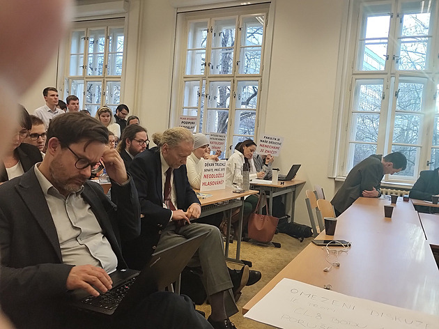Podivuhodné odvolání děkana. Na Katolické fakultě předčasně „nacvičovali velikonoční hru“