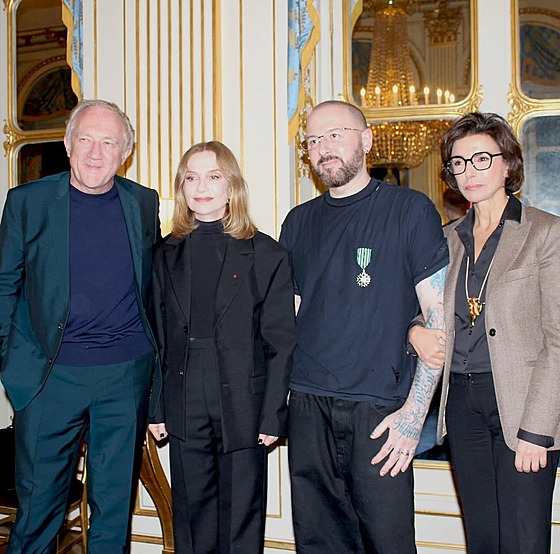 Návrhá� Demna Gvasalia (t�etí zleva) byl v prostorách francouzského...