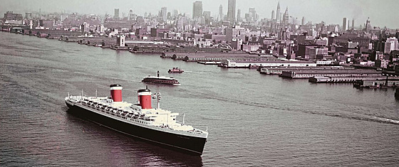 SS United States p�ed panoramatem Manhattanu. To bylo je�t� v dobách, kdy...