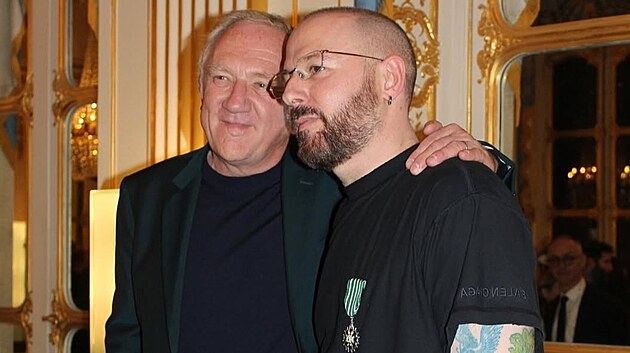 N�vrh�� Demna Gvasalia byl v prostor�ch francouzsk�ho ministerstva kultury ocen�n za m�dn� p��nos. Zelenou stu�ku s medail� si nechal p�ipnout na �ern� vytahan� tri�ko s d�rami.