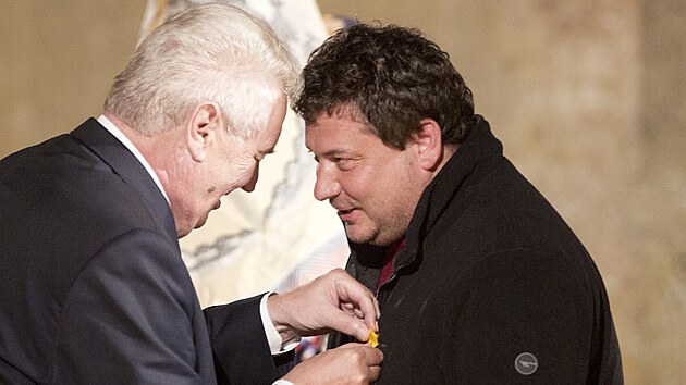 Medaili Za z�sluhy 1. stupe� p�evzal re�is�r Robert Sedl��ek od tehdej��ho prezidenta Milo�e Zemana.