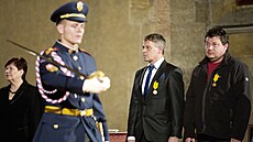 Medaili Za zásluhy 1. stupe� p�evzal re�isér Robert Sedlá�ek od tehdej�ího...