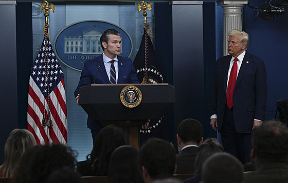 Prezident USA Donald Trump a americký ministr obrany Pete Hegseth (vlevo).