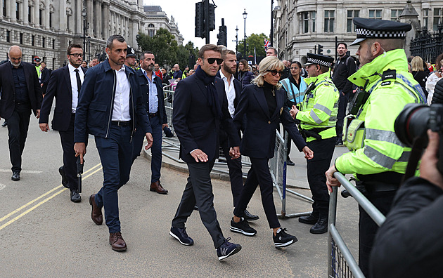 Potvrzeno! Polobotky patří do muzea a tenisky už nepřekvapí na červeném koberci, ani v parlamentu