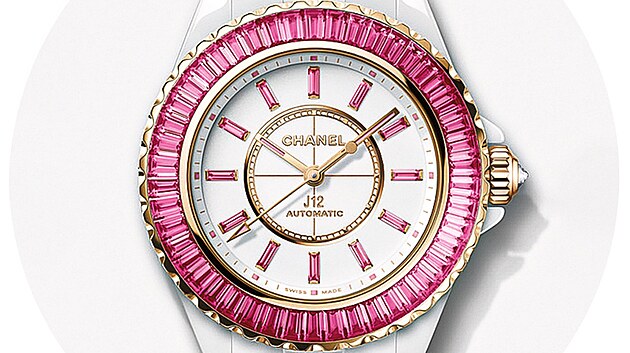 �chvatn� model z�b�l� keramiky a�lunetou ozdobenou r��ov�mi saf�ry nese n�zev J12 Pink Edition.