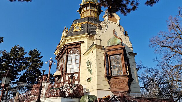 Z Buben�e do Hole�ovic. Hanavsk� pavilon zdob� dnes Letensk� sady v Praze-Hole�ovic�ch. Stavbu s litinov�mi prvky navrhl pro Jubilejn� v�stavu 1891 architekt Otto Hieser.