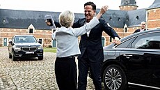 P�edsedkyn� Evropské komise si skute�n� obula do práce �erný sportovní model s...