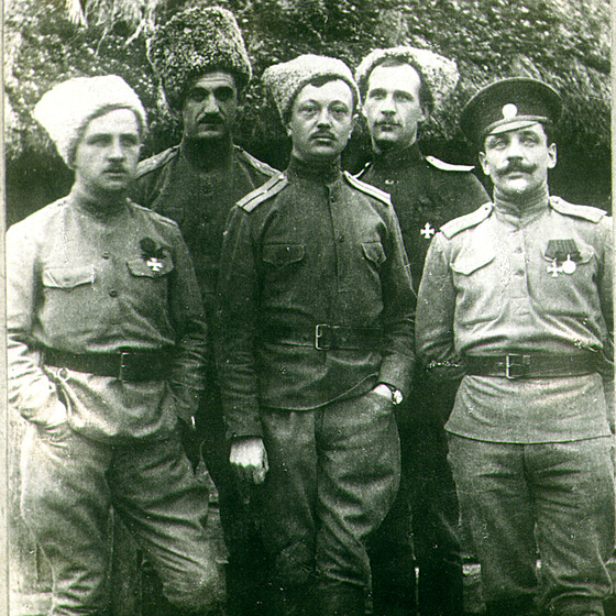 Josef Eisenberger (druhý zleva) s dal�ími legioná�skými d�stojníky u Zborova.