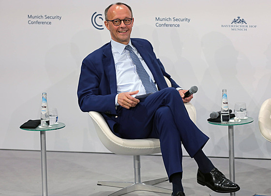 Friedrich Merz preferuje tmav� modré, �edé nebo �erné obleky, dopln�né bílou �i...