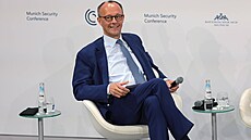 Friedrich Merz preferuje tmav modré, edé nebo erné obleky, doplnné bílou i...