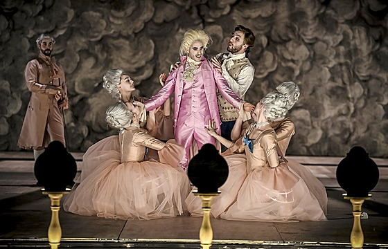 Velkolepá inscenace. Scénu k Figarov� svatb� vytvo�il Pavel Svoboda, kostýmy...