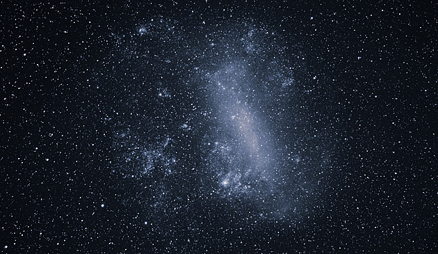 Astronomové přehlédli supermasivní černou díru. Váží jako 600 000 Sluncí