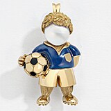 Na pa��sk� v�stav� je k vid�n� v�ce ne� sto �perk� ozdoben�ch perlami