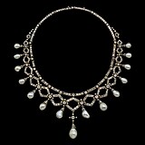 Na pa��sk� v�stav� je k vid�n� v�ce ne� sto �perk� ozdoben�ch perlami