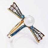 Na pa��sk� v�stav� je k vid�n� v�ce ne� sto �perk� ozdoben�ch perlami