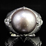 Na pa��sk� v�stav� je k vid�n� v�ce ne� sto �perk� ozdoben�ch perlami