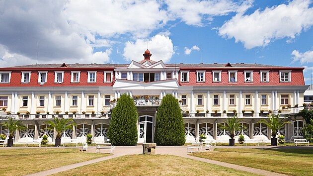 Starom�stskou radnici cht�l zm�nit v kubistick� mrakodrap a z Hradce Kr�lov� ud�lal �salon republiky�. P�ed 145 lety, p�esn� 13.b�ezna 1880, se narodil architekt Josef Go��r. B�v� ozna�ov�n za nejv�t��ho �esk�ho architekta 20. stolet�. Jeho stavby si pohr�valy s lomen�mi a obloukov�mi tvary a jejich kuri�zn� k�ivky poutaly i pohor�ovaly. Sv�tov� unik�t p�edstavuje mimojin� Go��rova slavn� kubistick� kav�rna Orient, kterou se poda�ilo rekonstruovat a v roce 2005 znovu otev��t v dom� U �ern� Matky Bo�� v pra�sk� Celetn� ulici. K nepozn�n� Go��r prom�nil i L�zn� Bohdane�. Pod�vejte se na jeho nejzn�m�j�� stavby, zde L�ze�sk� d�m v Bohdan�i.