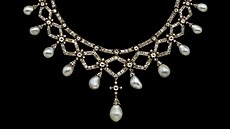 Na pa�í�ské výstav� je k vid�ní více ne� sto �perk� ozdobených perlami