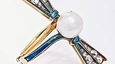 Na pa�í�ské výstav� je k vid�ní více ne� sto �perk� ozdobených perlami